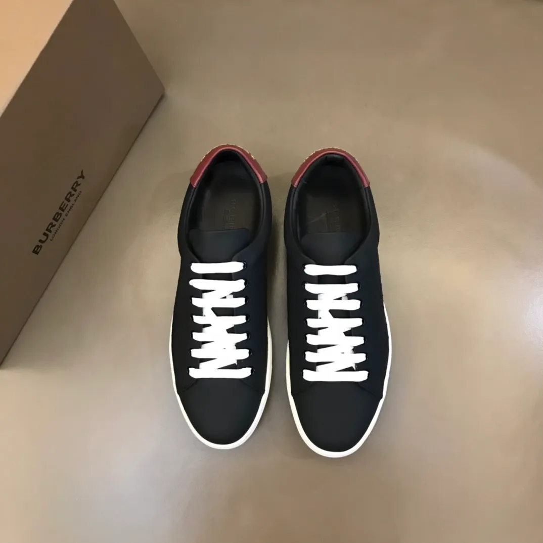 p400 "BURBERR*" men's classic low-top sneakers are reinterpreted in Vintage checkered cotton and cowhide materials, decorated with a new brand logo. First-layer sheepskin lining, embossed Burberry logo on the heel, and original TPU outsole! Size: 38-45 No. 068